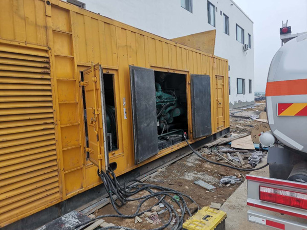 铅山如何在发电机出租合同中约定设备的维修和保养责任？